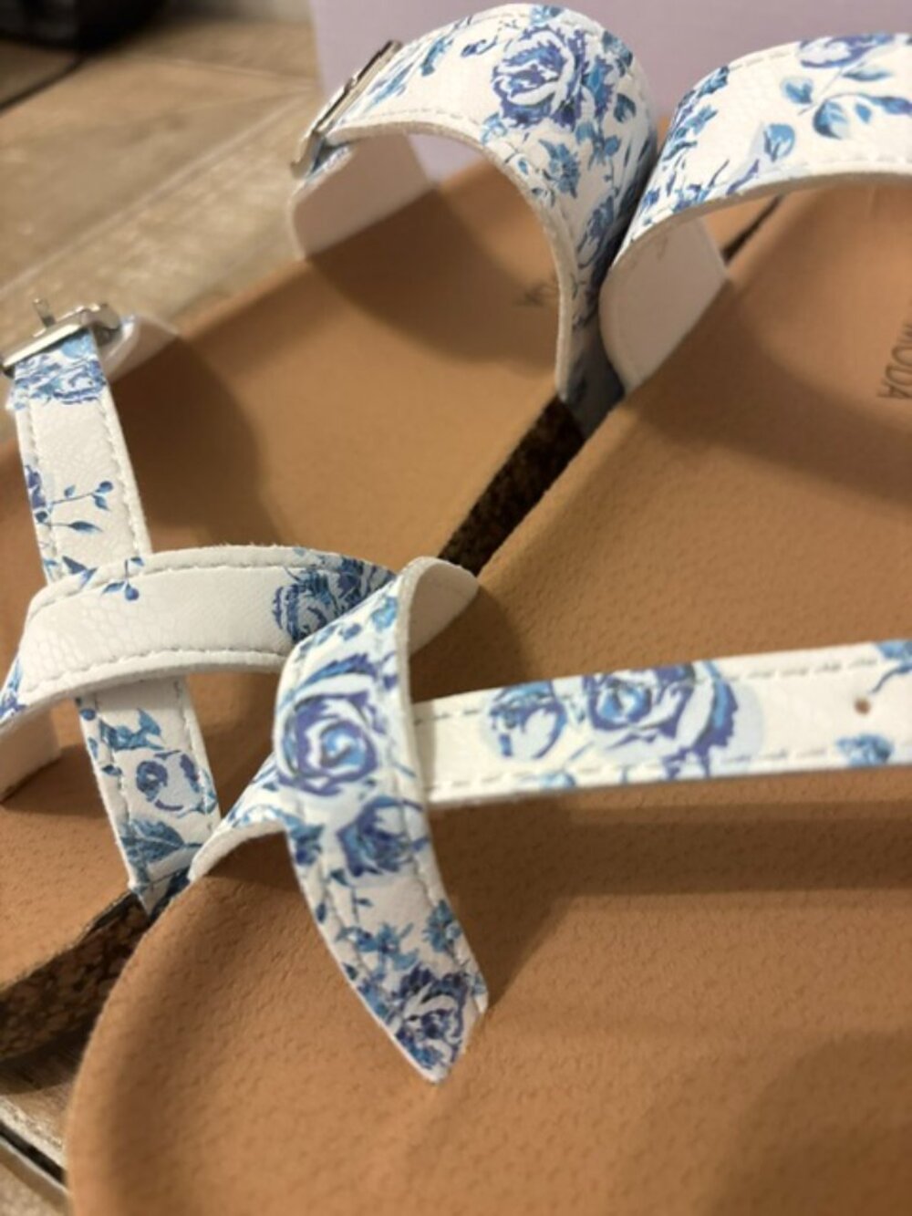 NEW Top Moda Amara Toe Loop Sandals White PU Women Sizes 7, 7.5, 8, 9 - Picture 5 of 6